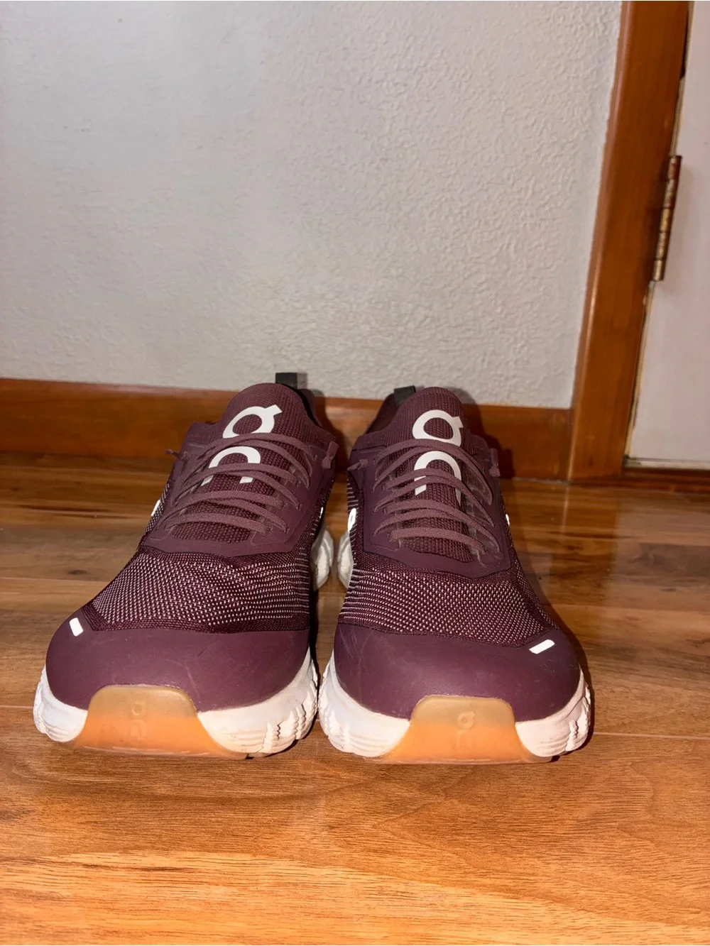 On Cloud 6 Versa Women’s Athletic Running Shoes Sneakers, mulberry- size 9